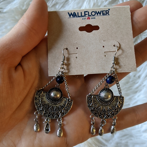 Silver Dangle Earrings by Wallflower- Perfect Stocking Stuffer for CHRISTMAS!🎄⛄ - Picture 3 of 4